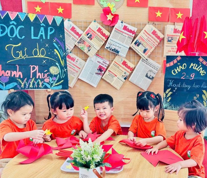 Các bé khối 3 tuổi Trường Mầm non Phùng, xã Đan Phượng trải nghiệm làm cờ Tổ quốc. Ảnh: MNP