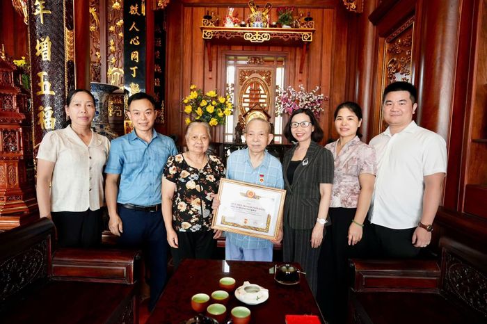 Phó Bí thư Thường trực Đảng ủy xã Đan Phượng Nguyễn Thị Hiền trao Huy hiệu Đảng tặng đảng viên lão thành. Ảnh: Nga Nguyễn