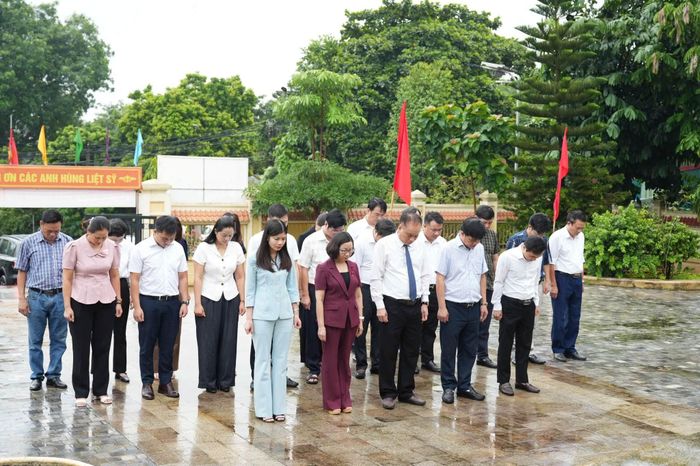 Đoàn cán bộ xã Đan Phượng dâng hương tưởng niệm các Anh hùng liệt sĩ. Ảnh: Nga Nguyễn