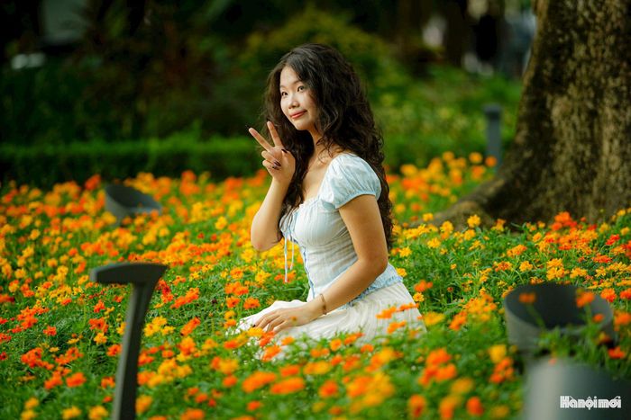 Nhiều người kết hợp việc dạo quanh hồ, ngắm cảnh, thưởng thức không khí ngày lễ với chụp ảnh lưu niệm. Ảnh: PV