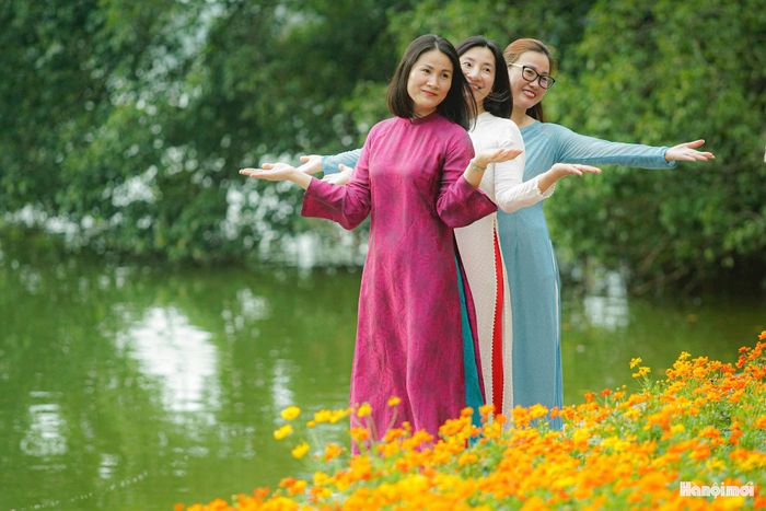 Không chỉ có giới trẻ, khu vực vườn hoa còn thu hút các gia đình, du khách và người trung niên. Ảnh: PV