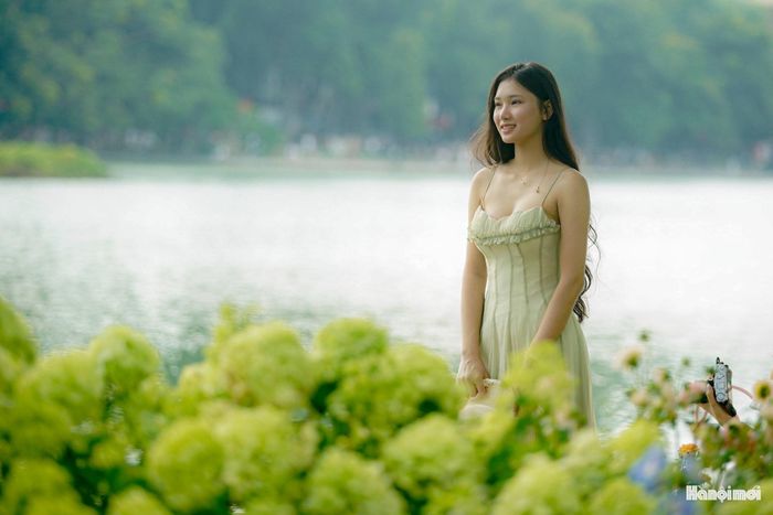 Để hòa hợp với sắc hoa, không ít bạn trẻ lựa chọn trang phục có gam màu nhẹ như trắng, xanh ngọc. Cách phối đồ này tạo cảm giác trong trẻo, đồng thời giúp chủ thể nổi bật giữa những khóm hoa đang vào độ rực rỡ. Ảnh: PV