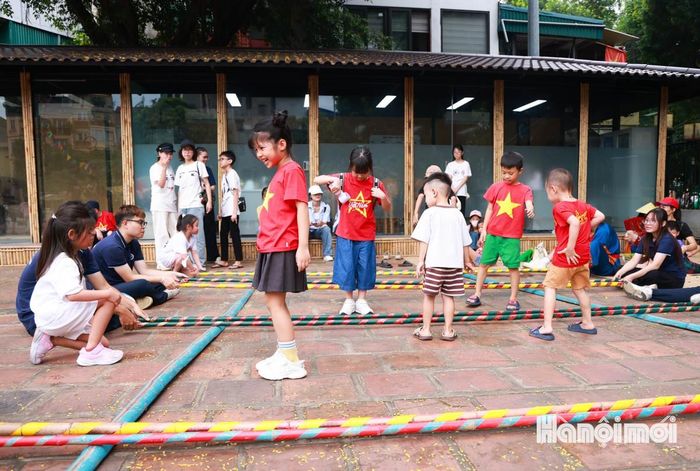 Điểm nhấn dịp Quốc khánh năm nay là những hoạt động trải nghiệm văn hóa, trò chơi dân gian được tổ chức tại khu vực sân chính Hồ Văn.