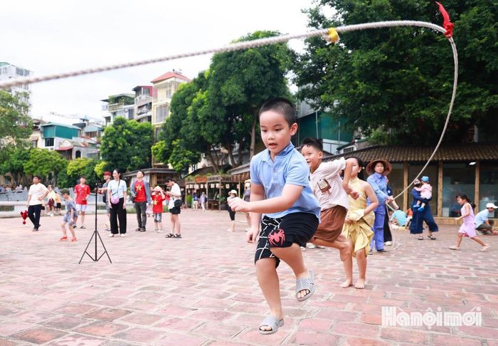 Đến đây, phụ huynh và các em nhỏ được thỏa sức vui chơi bên những trò chơi dân gian mang đậm bản sắc văn hóa dân tộc.