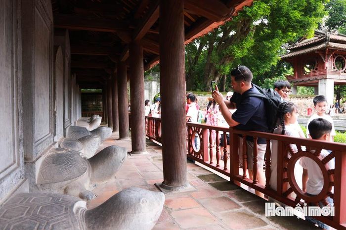 Nhiều du khách nước ngoài cũng say mê tìm hiểu văn hóa, lịch sử Việt Nam khi đến thăm Văn Miếu - Quốc Tử Giám.