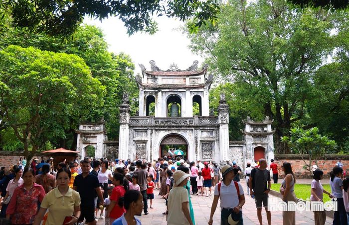 Dịp nghỉ lễ Quốc khánh năm nay thời tiết mát mẻ, Văn Miếu - Quốc Tử Giám với nhiều hoạt động trải nghiệm văn hóa trở thành điểm đến lý tưởng cho người dân Thủ đô và du khách từ mọi miền Tổ quốc.