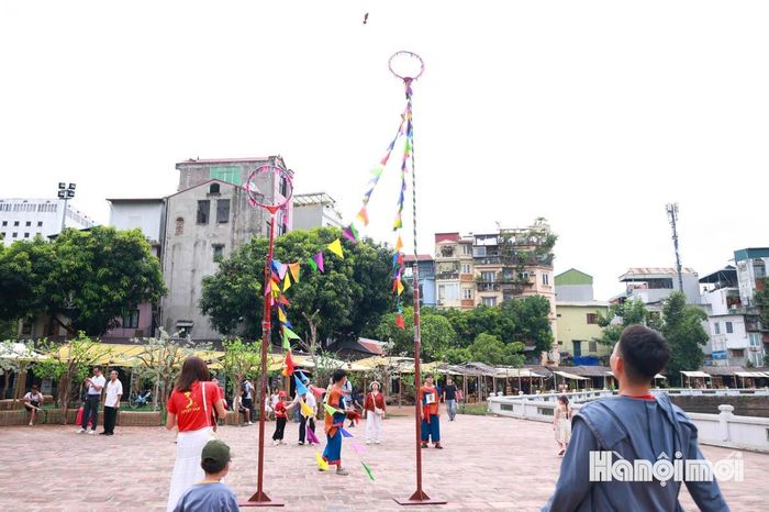 Ném còn - trò chơi đặc sắc ở vùng Tây Bắc được nhiều gia đình thích thú trải nghiệm giữa Thủ đô.
