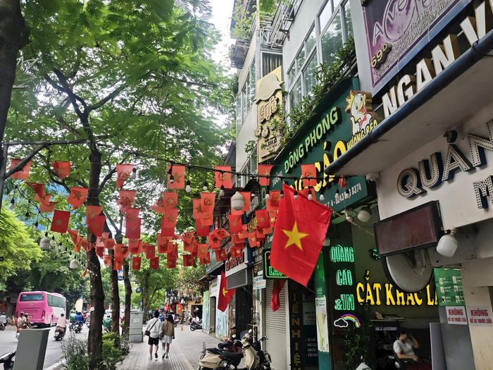 Khắp các tuyến phố của phường Văn Miếu - Quốc Tử Giám rợp màu cờ đỏ sao vàng. Ảnh: An Quyên