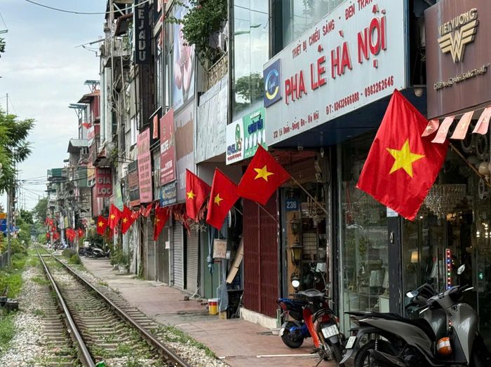 "Cà phê đường tàu" trên phố Lê Duẩn trật tự, ngăn nắp trong kỳ nghỉ lễ. Ảnh: An Quyên