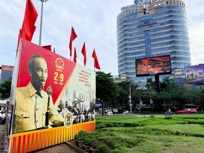 Hình ảnh Chủ tịch Hồ Chí Minh đọc bản Tuyên ngôn độc lập được đặt trang trọng ở vị trí người dân dễ quan sát. Ảnh: An Quyên