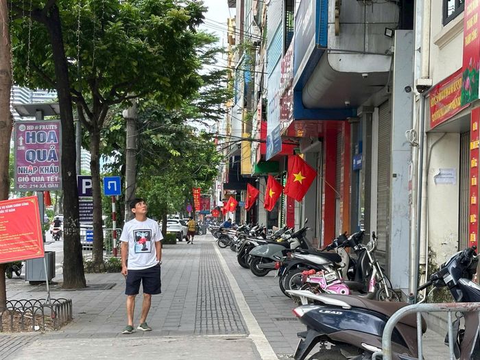 Khắp các tuyến phố của phường Văn Miếu - Quốc Tử Giám rợp màu cờ đỏ sao vàng. Ảnh: An Quyên