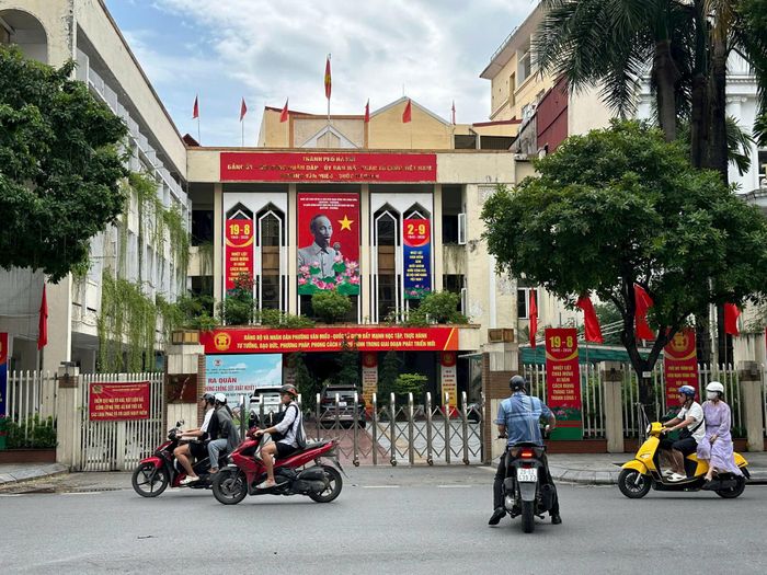 Trụ sở Đảng ủy, HĐND phường Văn Miếu - Quốc Tử Giám được trang hoàng rực rỡ. Ảnh: An Quyên