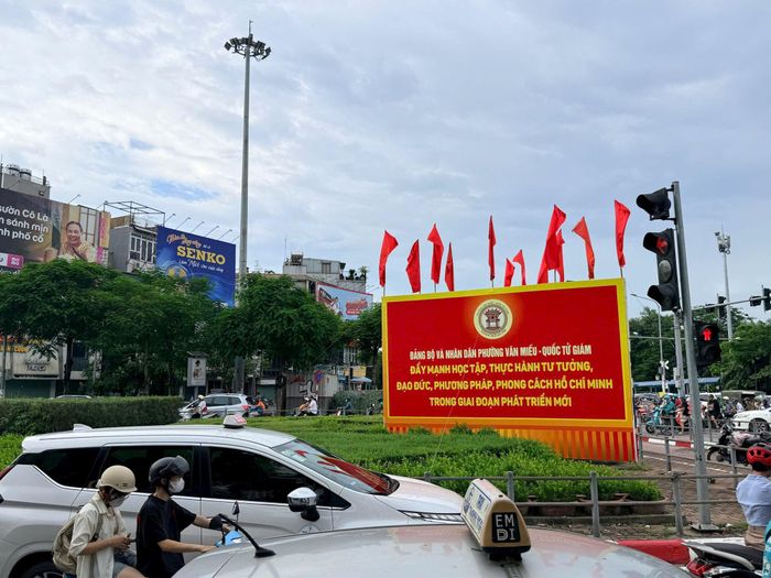 Cờ Tổ quốc được trang hoàng rực rỡ tại các tuyến phố trung tâm trên địa bàn. Ảnh: An Quyên