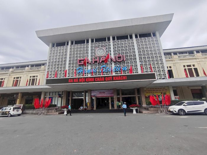 Ga Hà Nội được bảo đảm trật tự giao thông, vệ sinh môi trường trước ngày Quốc khánh. Ảnh: An Quyên