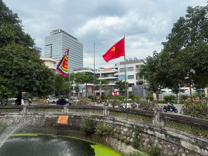 Không gian trước di tích đền Kim Liên. Ảnh: An Quyên
