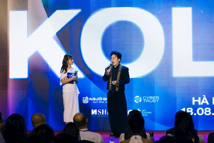 Ca sỹ Tùng Dương chia sẻ về vai trò của KOL trên mạng xã hội, tại hội nghị toàn quốc năm 2025. Ảnh: BTC