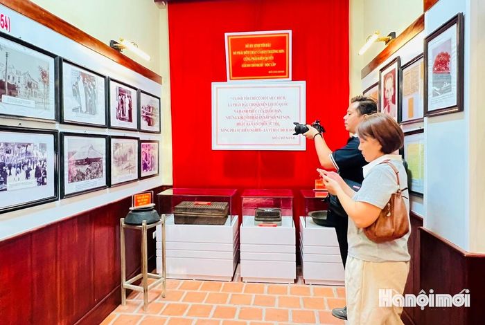 Du khách tham quan, tìm hiểu những hiện vật và tư liệu về thời gian Chủ tịch Hồ Chí Minh từng ở và làm việc tại ngôi nhà. Ảnh: Tuệ Lâm