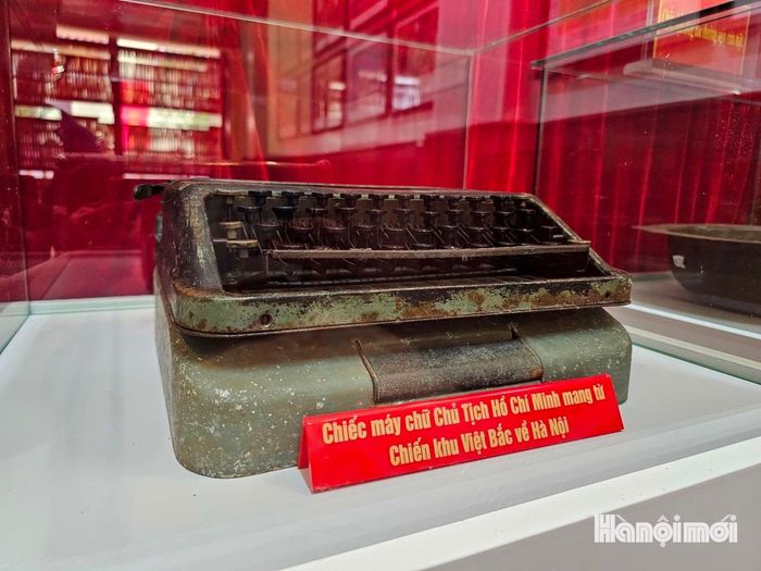 Máy chữ của Chủ tịch Hồ Chí Minh mang từ Chiến khu Việt Bắc về Hà Nội, đặt lưu niệm tại căn nhà. Ảnh: Tuệ Lâm