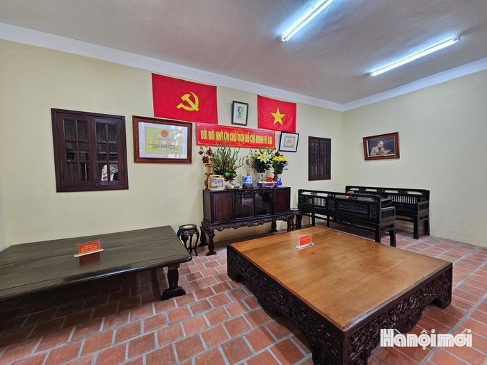 Chiếc sập, bộ trường kỷ từng được Bác Hồ sử dụng. Ảnh: Tuệ Lâm