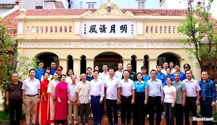 Các đồng chí lãnh đạo Đảng ủy - HĐND - UBND - Ủy ban MTTQ Việt Nam phường Phú Thượng dâng hương tưởng niệm Chủ tịch Hồ Chí Minh và chụp ảnh lưu niệm tại Di tích quốc gia Nhà cụ Nguyễn Thị An. Ảnh: Cao Kỳ