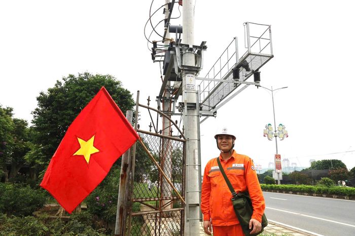 ‏Kỹ sư Lê Đức Cường, Điện lực Văn Giang, Công ty Điện lực Hưng Yên kiểm tra thiết bị bằng camera ảnh nhiệt tại Trạm biến áp Như Phượng 1‏.
