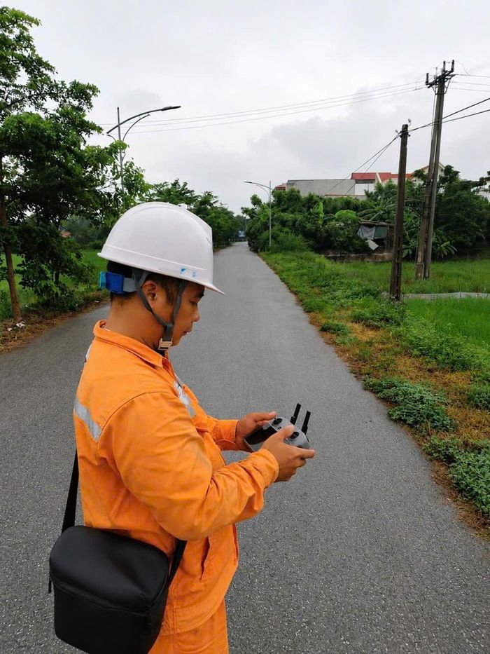 ‏Anh Tạ Duy Giang, nhân viên Điện lực Thanh Liêm, Công ty Điện lực Ninh Bình kiểm tra lưới điện, chủ động phát hiện và xử lý các nguy cơ ảnh hưởng đến vận hành.