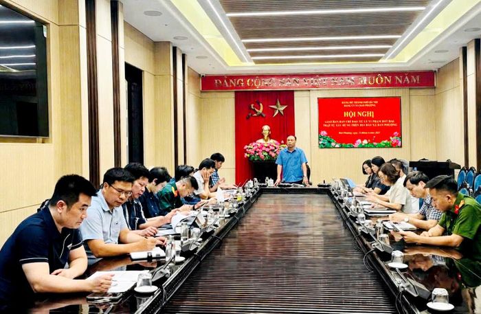 Bí thư Đảng ủy, Chủ tịch HĐND xã Đan Phượng Nguyễn Gia Hiển chủ trì cuộc họp chiều 31-8. Ảnh: Nga Nguyễn