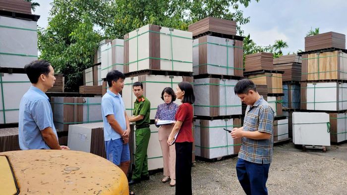 Tổ công tác xã Đan Phượng tuyên truyền, vận động người dân chấp hành đúng quy định pháp luật. Ảnh: Nga Nguyễn