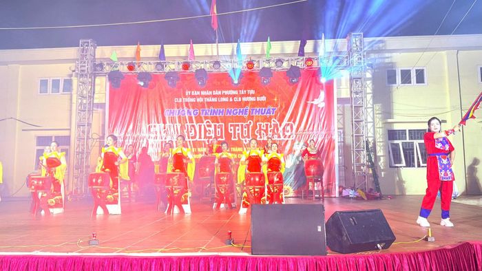 Màn trống hội rộn ràng của Câu lạc bộ Trống hội Thăng Long, tạo không khí tưng bừng, phấn khởi của nhân dân trong ngày Tết độc lập. Ảnh: LPD