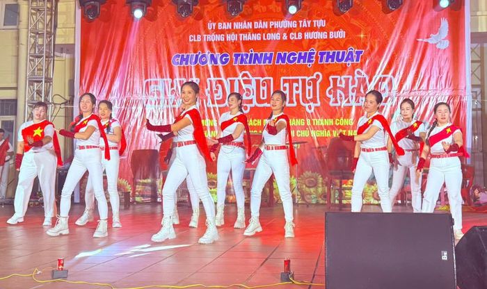 Các tiết mục thể hiện tình yêu quê hương, đất nước, niềm tự hào của cán bộ, đảng viên và nhân dân Tây Tựu. Ảnh: LPD