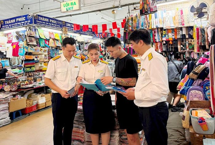 Hướng dẫn hộ kinh doanh kê khai thuế tại chợ Đồng Xuân. Ảnh minh hoạ: Nha Trang