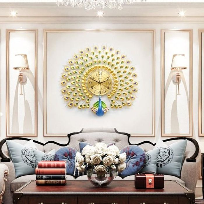 Ghế sofa là nơi chúng ta thư giãn và nghỉ ngơi, và việc treo đồng hồ trên ghế sofa có thể gây ra sự xao nhãng, cảm giác đè nén khó chịu khi ngồi bên dưới đồng thời việc này cũng ảnh hưởng đến sự thư giãn của mọi thành viên.