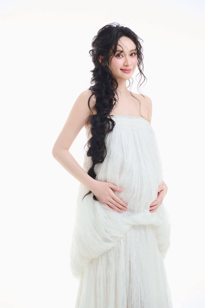Ở phần bình luận, nhiều khán giả khen Vũ Thúy Quỳnh 29 tuổi nhuận sắc trong lần đầu mang thai.
