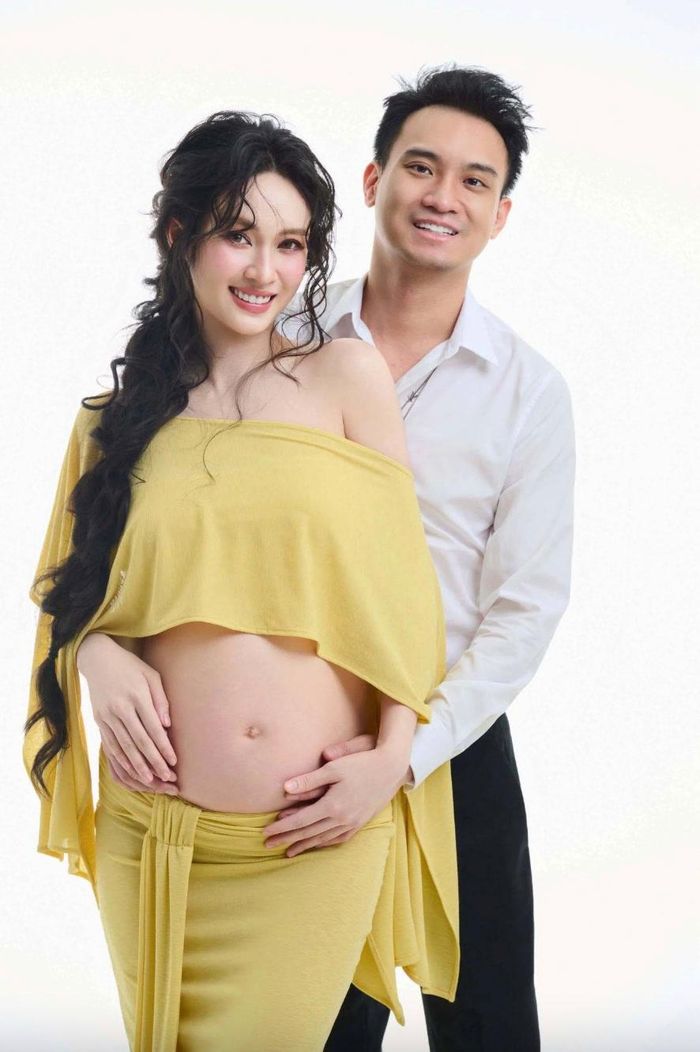 Thời gian qua, Vũ Thúy Quỳnh và Đức Phạm - chồng cũ Diệp Lâm Anh - vướng tin đồn có con chung. Tuy nhiên đến sinh nhật bạn gái hôm 27/8, Đức Phạm mới công khai tin vui và nói đây là cách "bảo vệ con, chở che gia đình" giống như bố mẹ đã làm với anh. 