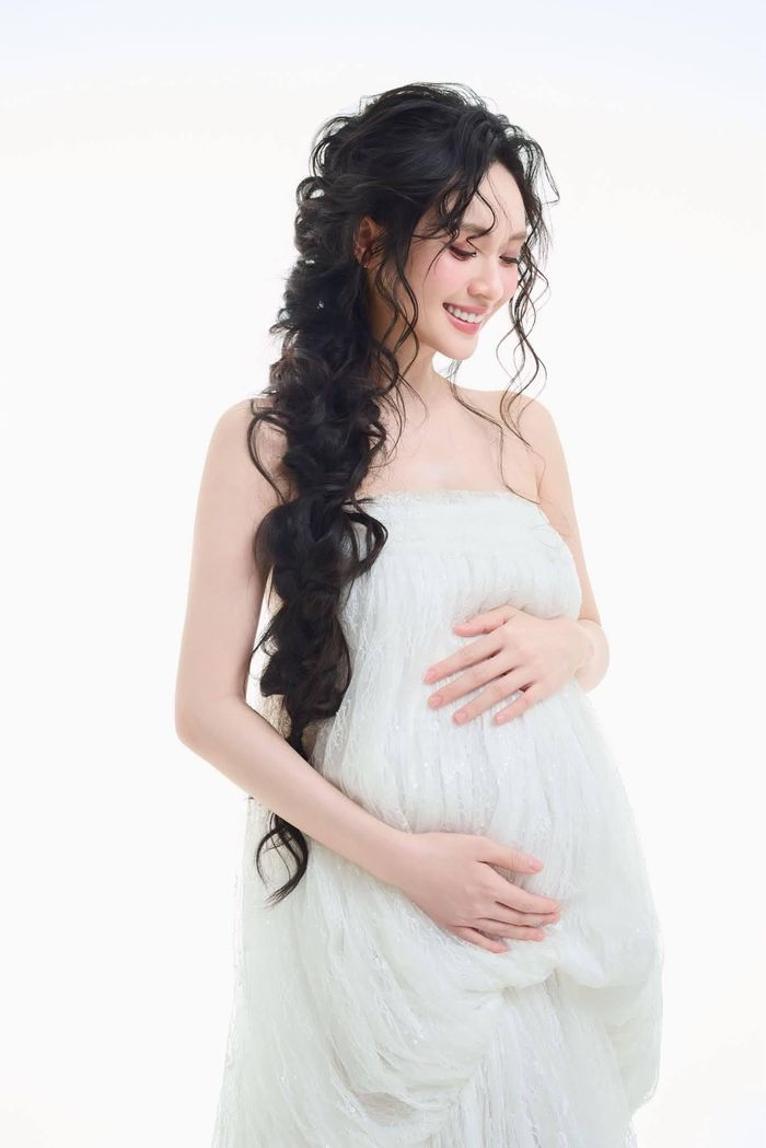 Đây là lần đầu Vũ Thúy Quỳnh công khai niềm vui sắp lên chức mẹ sau thời gian dài giữ im lặng trước truyền thông, dù liên tục xuất hiện trong trang phục để lộ bụng lùm lùm.