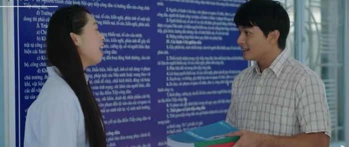 Phương tặng Chơn sách về kỹ thuật mà anh yêu thích. Ảnh VTV