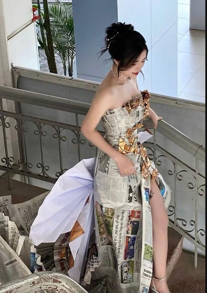 Nguyễn Thị Thảo trình diễn trang phục được tạo nên từ những tờ báo cũ trong một hoạt động tại trường.
