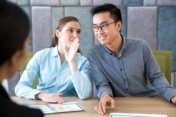 Trong lúc nói chuyện quá hứng thú, Nhân Mã có thể vô tình nhắc đến một thông tin mà lẽ ra cần giữ kín. Ảnh minh họa