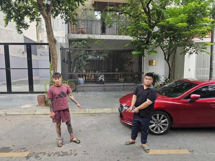 2 đối tượng đập kính ô tô, trộm cắp tài sản trên địa bàn phường Việt Hưng. Ảnh: CAHN