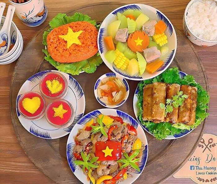 Mâm cơm gia đình được chị Thu Hương khéo léo chế biến với hai sắc màu vàng và đỏ. Ảnh Vũ Thu Hương (Hà Nội)