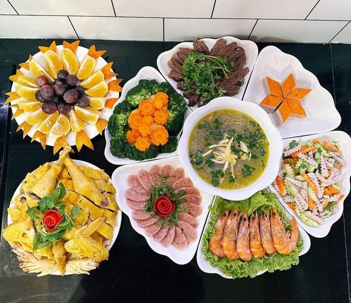 Những món ăn truyền thống trong mâm cơm gia đình Việt được chị Phạm Thủy bày biện khéo léo.