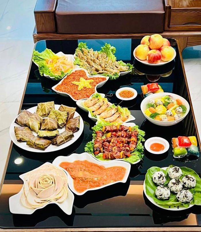 Mâm cơm gia đình được mẹ đảm Mai Thu khéo léo bày biện các món ăn tạo thành hình chữ S