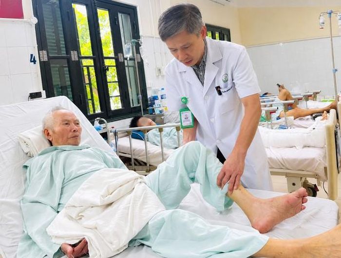 Ngày thứ 5 sau mổ, người bệnh tỉnh táo, đã có thể tự ngồi dậy, tự ăn uống và bắt đầu tập phục hồi chức năng. Ảnh: BVCC.