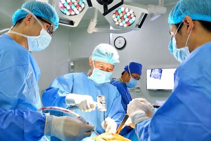 Các bác sĩ thực hiện đồng thời thay khớp háng và khớp vai cho bệnh nhân. Ảnh: BVCC.