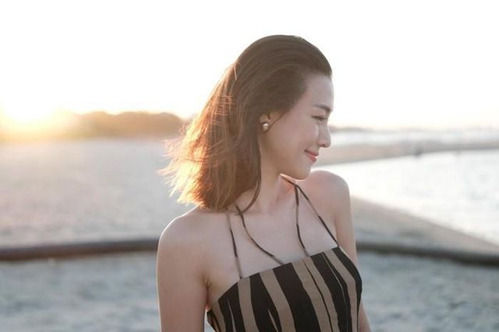 Nhan sắc của Á hậu Hoàng Oanh vì thế không chỉ nằm ở đường nét gương mặt mà còn được tạo nên từ phong thái. Cách cô lựa chọn trang phục, trang điểm và xuất hiện trước công chúng đều hướng tới sự phù hợp với từng hoàn cảnh. Á hậu Ở những khoảnh khắc đời thường, Hoàng Oanh không ngại xuất hiện với hình ảnh giản dị hơn. Chính sự tiết chế trong cách làm đẹp giúp cô giữ được nét riêng sau nhiều năm hoạt động trong showbiz.