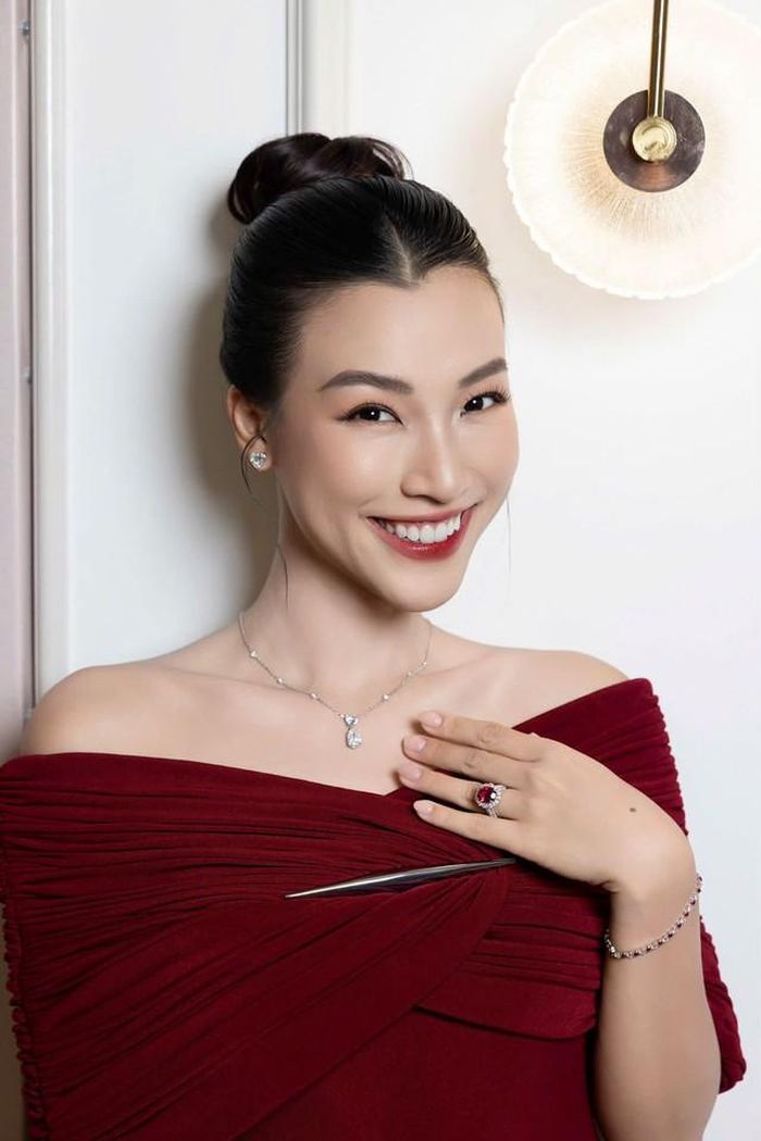 Bên cạnh làn da, vóc dáng cũng là một phần trong hình ảnh của Á hậu Hoàng Oanh. Người đẹp duy trì lối sống năng động và quan tâm đến việc vận động để cơ thể khỏe khoắn.