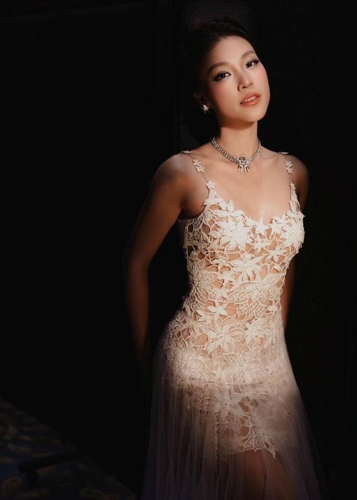 Á hậu Hoàng Oanh là một trong những người đẹp sở hữu hình ảnh khá riêng trong showbiz Việt. Từ khi được biết đến qua các cuộc thi nhan sắc, sau đó hoạt động ở vai trò MC, diễn viên và người dẫn chương trình, cô luôn xuất hiện với vẻ ngoài thanh lịch, nền nã.