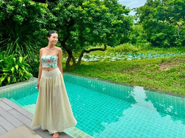 Ở tuổi trưởng thành, Á hậu Hoàng Oanh không còn theo đuổi vẻ đẹp quá cầu kỳ. Trong những hình ảnh đời thường, người đẹp thường lựa chọn phong cách trang điểm nhẹ nhàng, ưu tiên tôn đường nét tự nhiên. Đây cũng là cách giúp cô giữ được vẻ tươi tắn, phù hợp với hình ảnh một phụ nữ hiện đại.
