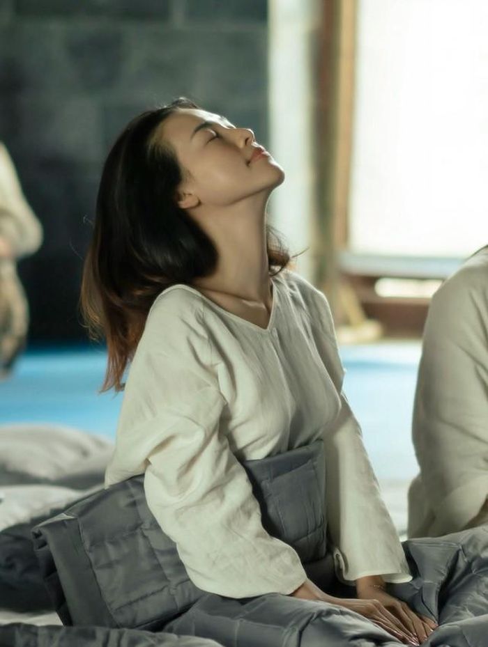 Làn da là một trong những yếu tố được Á hậu Hoàng Oanh chú trọng khi chăm sóc nhan sắc. Thay vì phụ thuộc hoàn toàn vào lớp trang điểm, cô hướng tới việc duy trì làn da khỏe và giữ thói quen chăm sóc phù hợp với lịch trình công việc.
