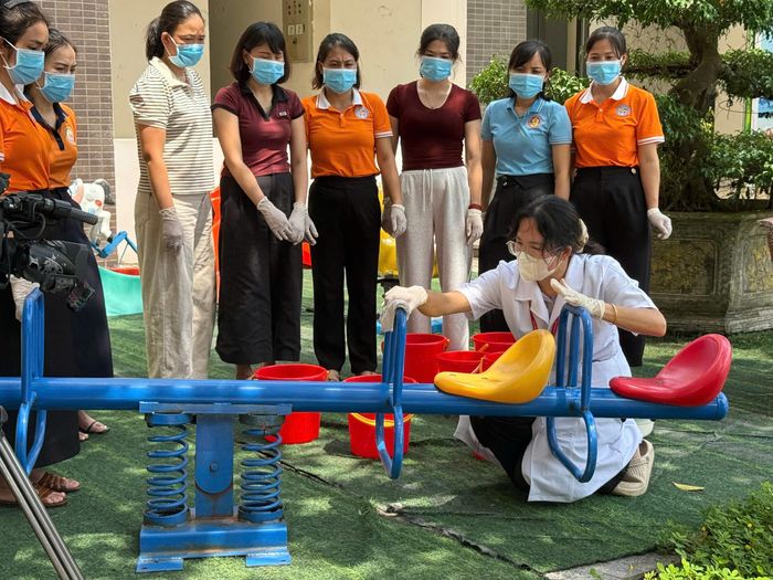 Thực hiện chỉ đạo của UBND thành phố, Sở Y tế Hà Nội đã phối hợp với Sở Giáo dục và Đào tạo cùng UBND các xã, phường tăng cường phối hợp phòng, chống dịch trong trường học.